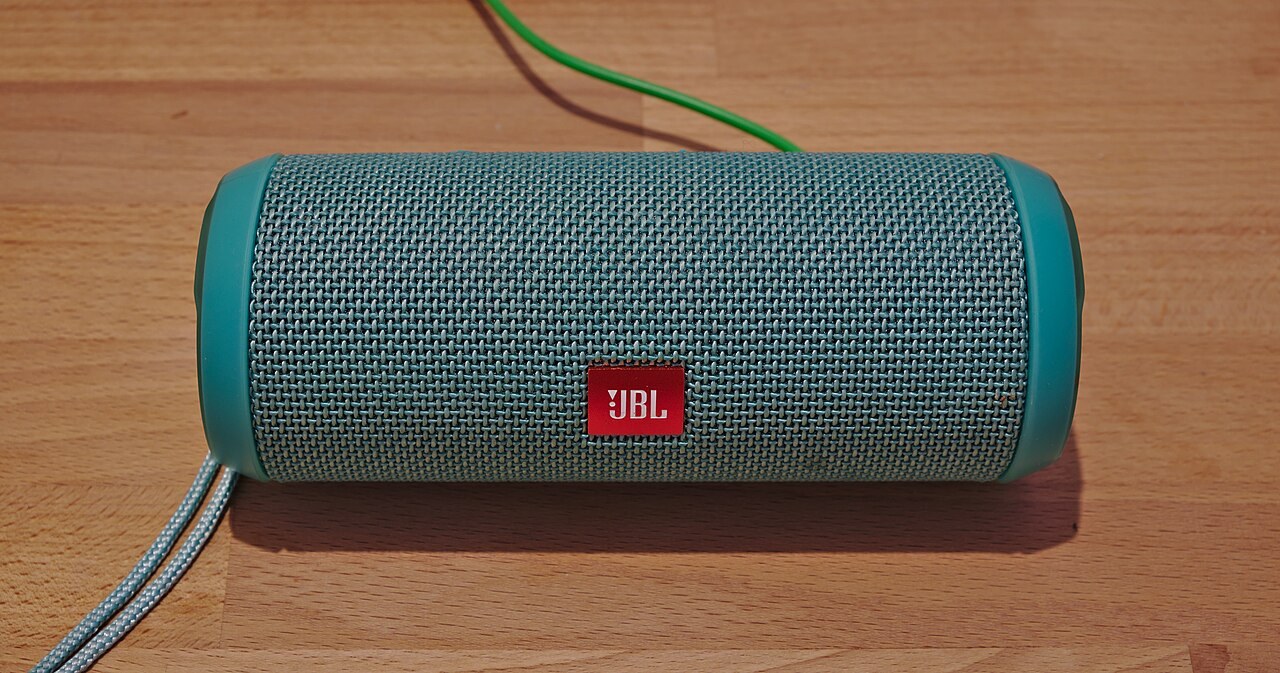 Bluetooth-Lautsprecher: Verzerrungen und Laden prüfen