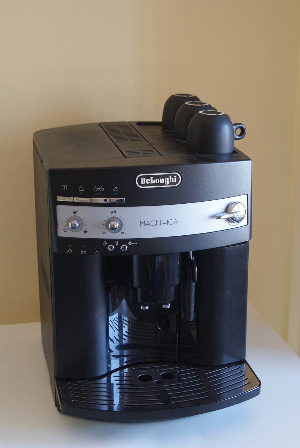 Kaffeevollautomaten: Reinigung und Wartungszugang prüfen