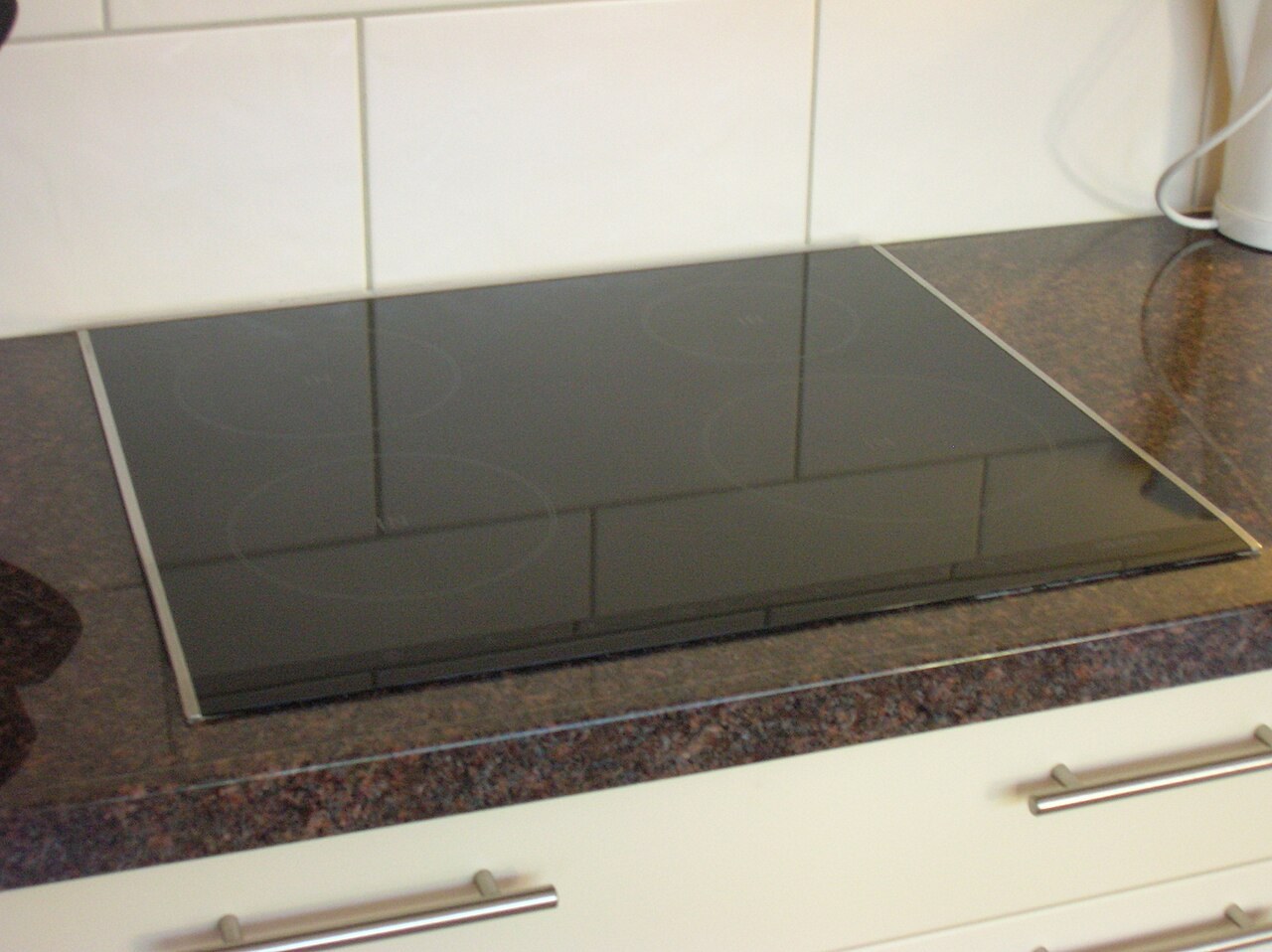 Induktionskochfelder: Glas und Einbaubedingungen